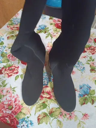 Botas negras con adornos