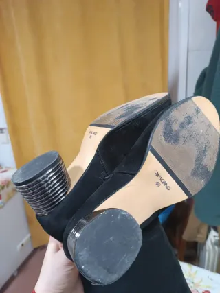 Botas negras con adornos