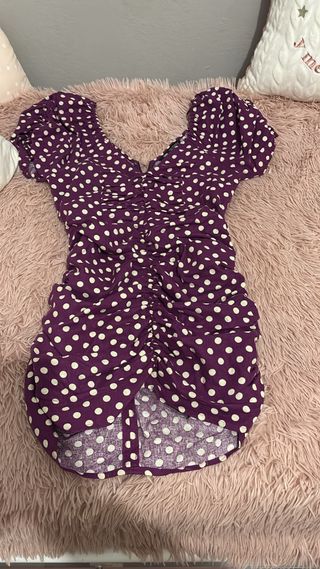 Vestido de verano morado con lunares blancos