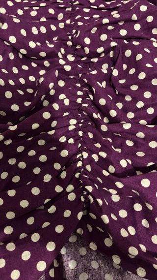 Vestido de verano morado con lunares blancos