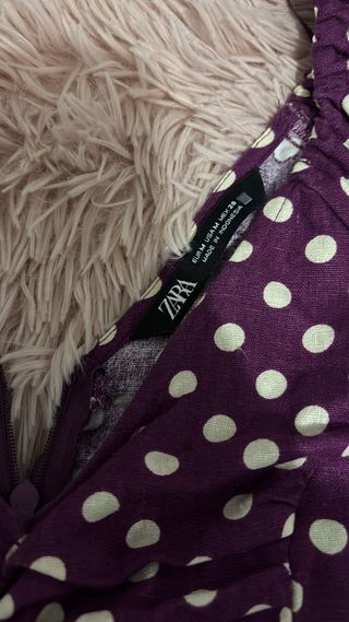 Vestido de verano morado con lunares blancos