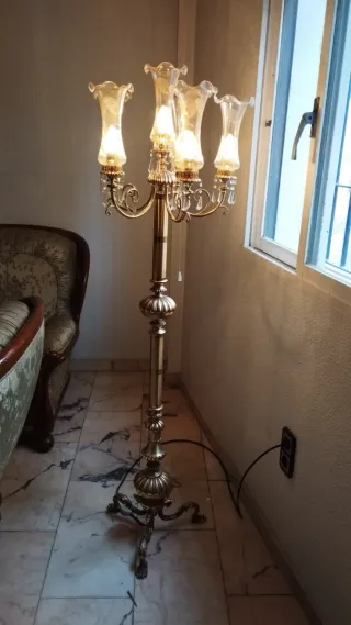 Lámpara de pie dorada con cristales