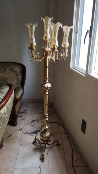 Lámpara de pie dorada con cristales