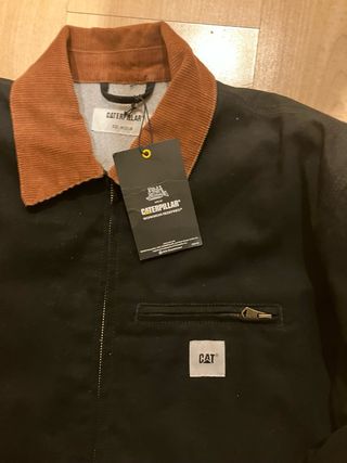 Cazadora CAT Negra con Cuello Marrón