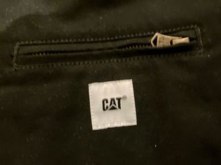 Cazadora CAT Negra con Cuello Marrón