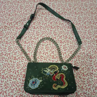 Bolso verde con bordado de dragón y cadena