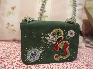 Bolso verde con bordado de dragón y cadena