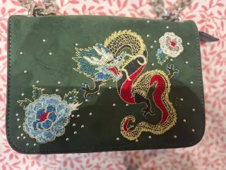 Bolso verde con bordado de dragón y cadena