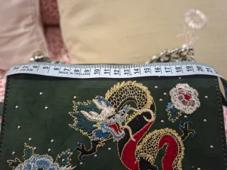 Bolso verde con bordado de dragón y cadena