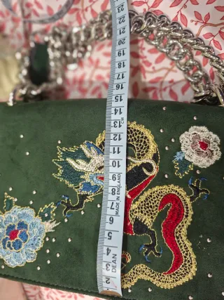 Bolso verde con bordado de dragón y cadena
