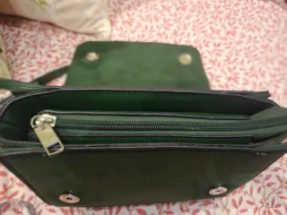 Bolso verde con bordado de dragón y cadena