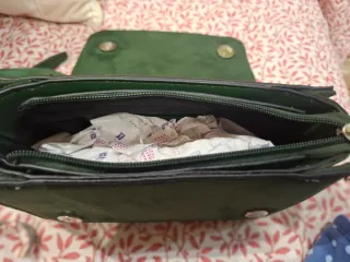 Bolso verde con bordado de dragón y cadena