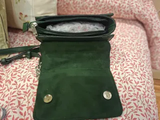 Bolso verde con bordado de dragón y cadena