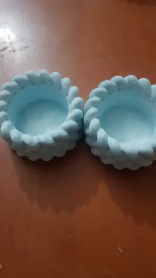 2 vasetti in gesso azzurri. Produzione propria