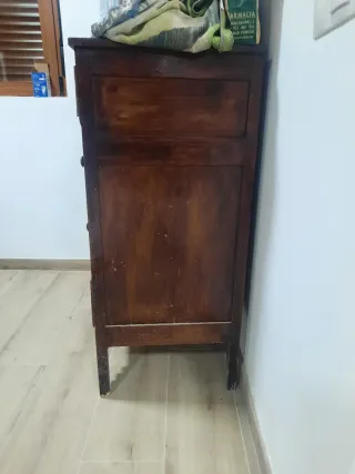 Cómoda antigua de madera tallada