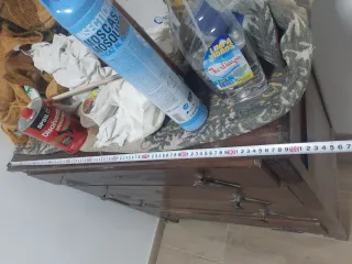 Cómoda antigua de madera tallada