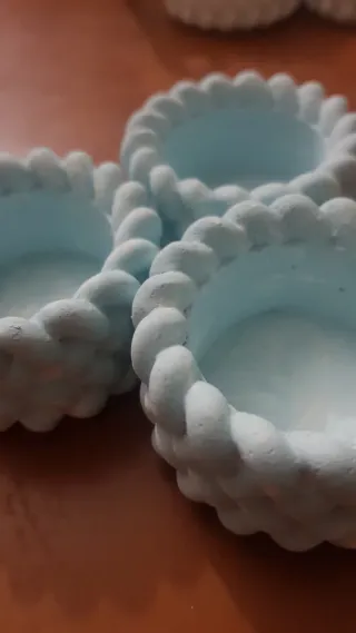 3 vasetti in gesso celeste. Produzione propria