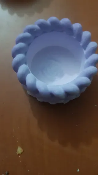 Vasetto in gesso dipinto color glicine. Produzione