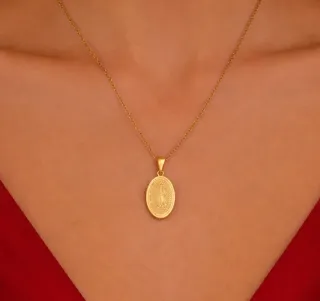 Colar dourado com medalha