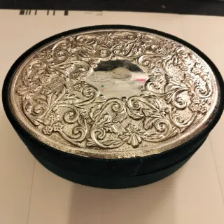 Portagioie ovale con coperchio decorato