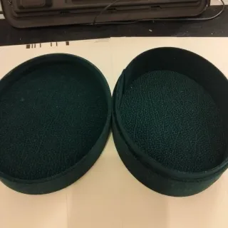 Portagioie ovale con coperchio decorato