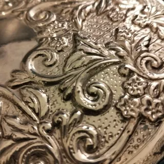 Portagioie ovale con coperchio decorato