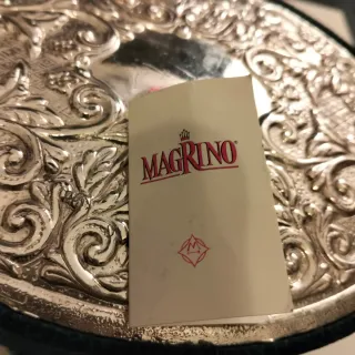 Portagioie ovale con coperchio decorato