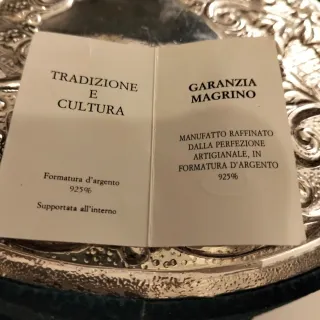 Portagioie ovale con coperchio decorato