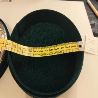 Portagioie ovale con coperchio decorato