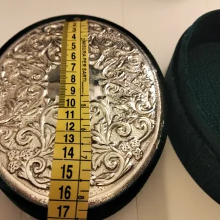 Portagioie ovale con coperchio decorato