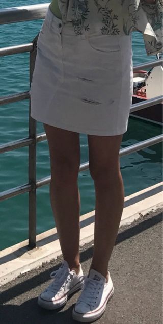 Falda denim blanca corta con botones