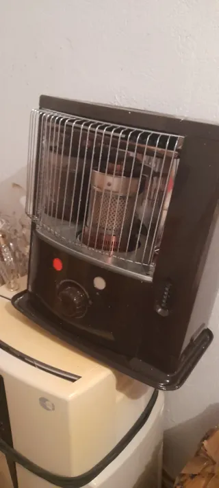 Estufa de queroseno negra y beige