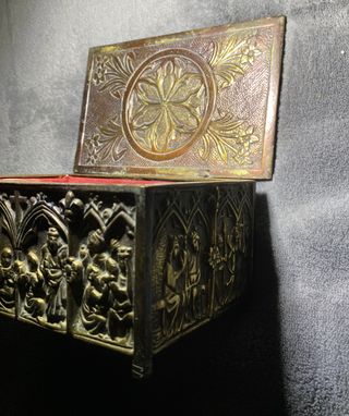 Antiguo Cofre Joyero Neogótico Bronce