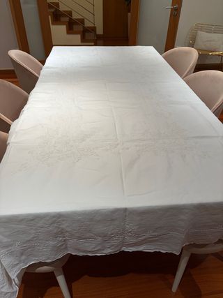 Toalha de mesa bordada com guardanapos