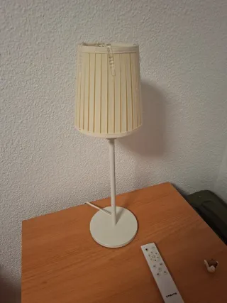 Lámpara de mesa beige y blanca