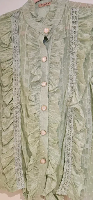 Blusa detalles bordados. Talla S. Sin estrenar