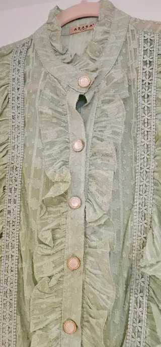 Blusa detalles bordados. Talla S. Sin estrenar