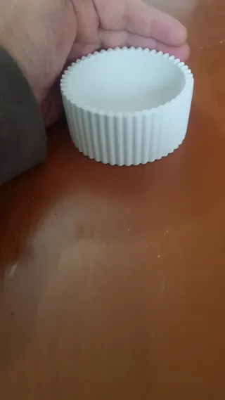 Piccolo vasetto in gesso rigato. Produzione propri