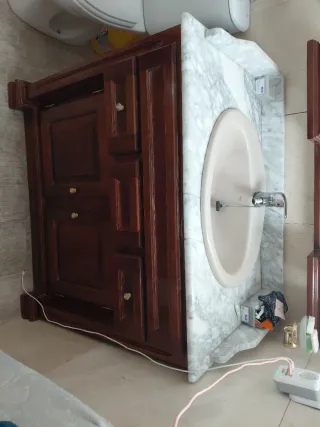 Mueble de baño madera y mármol