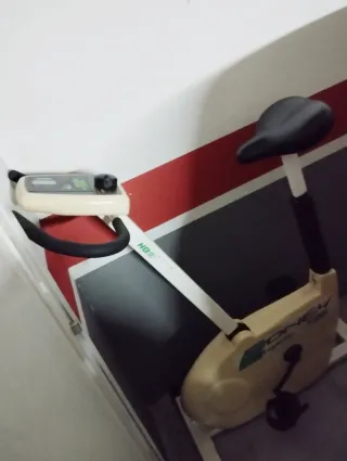 Bicicleta estática blanca