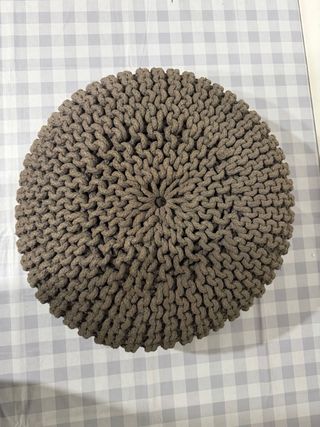 Pouf poggiapiedi lavorato a maglia