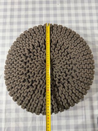 Pouf poggiapiedi lavorato a maglia