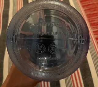 Garrafa de água azul e prata