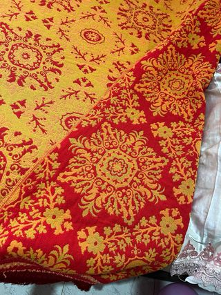 Manta decorativa roja y amarilla