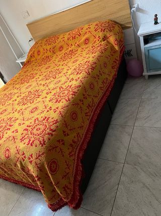 Manta decorativa roja y amarilla