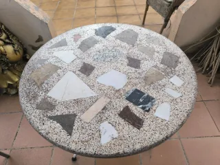 Mesa redonda exterior piedra y metal