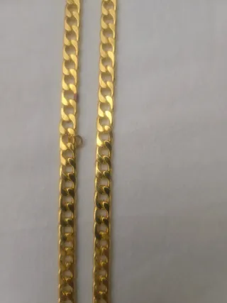 Colgante Cruz Dorado con cadena de 70cm de largo.