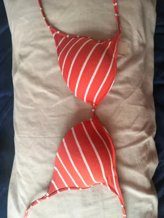 Sujetador de bikini naranja y blanco