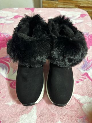 Zapatillas negras con pelo