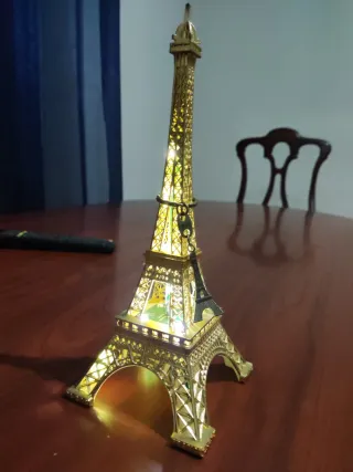 Torre Eiffel Dorada con Luz LED
